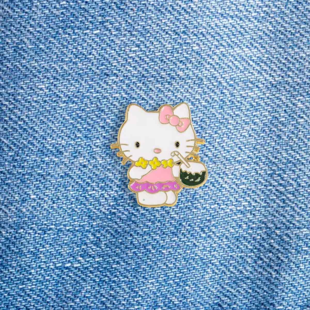Pin Hello Kitty con jugo