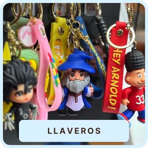 Colección de llaveros de goma y metálicos esmaltados de Marion Shop, con diseños inspirados en anime, cultura pop y arte chileno.