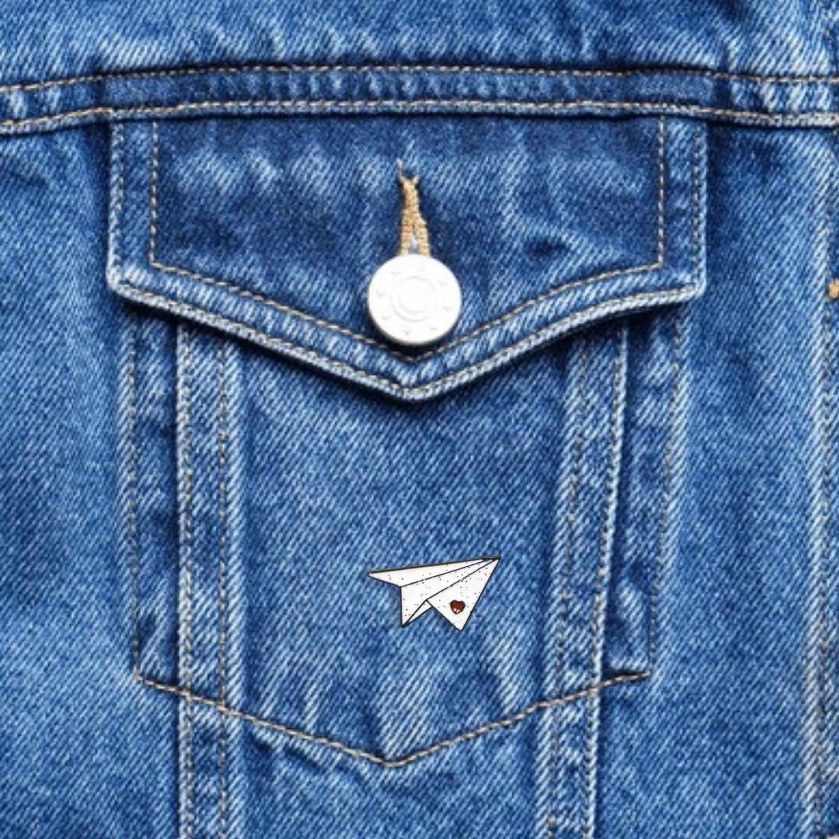 Pin Avion de Papel Corazón