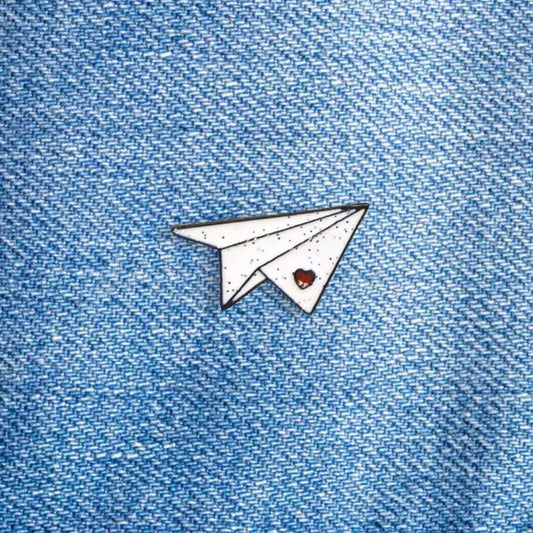 Pin Avion de Papel Corazón