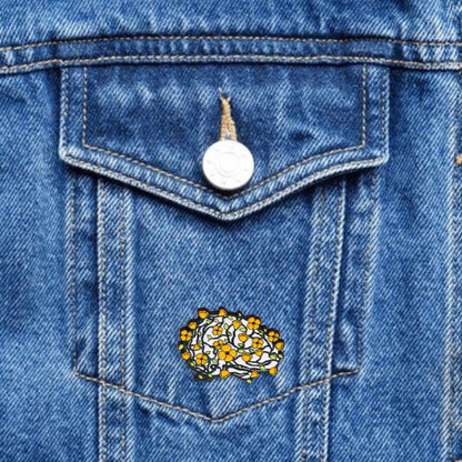 Pin Cerebro con flores amarillas