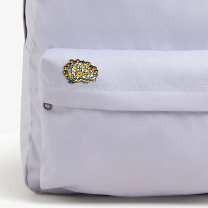 Pin Cerebro con flores amarillas