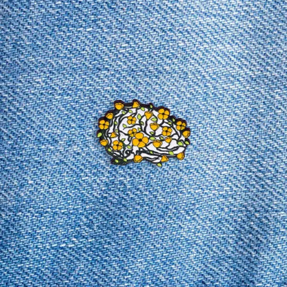 Pin Cerebro con flores amarillas