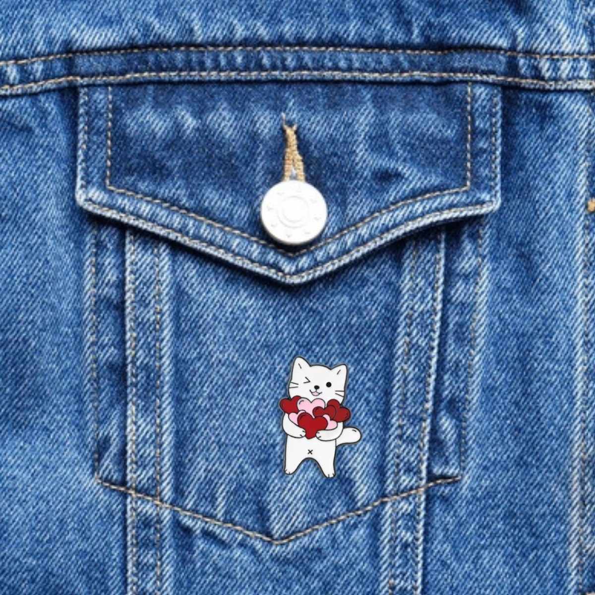 Pin Gatito con corazones