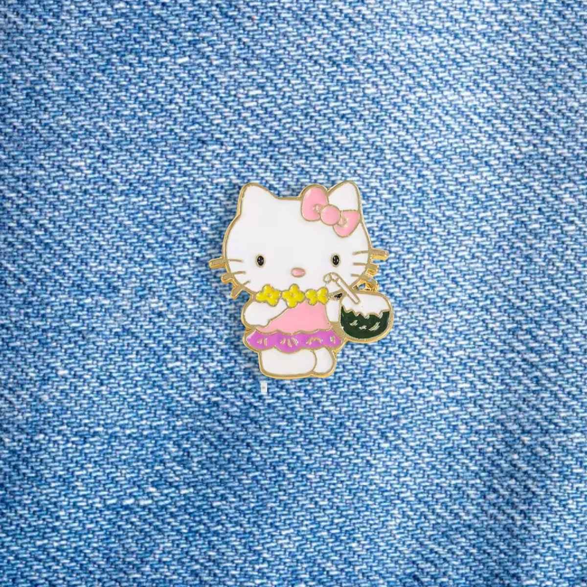 Pin Hello Kitty con jugo