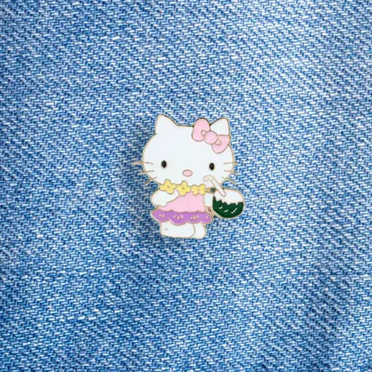 Pin Hello Kitty con jugo