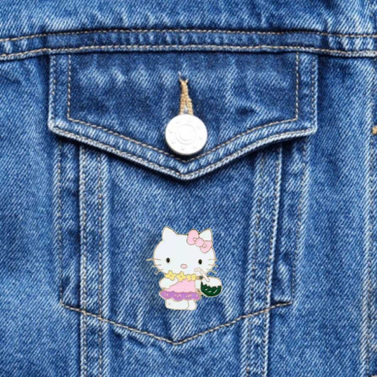 Pin Hello Kitty con jugo