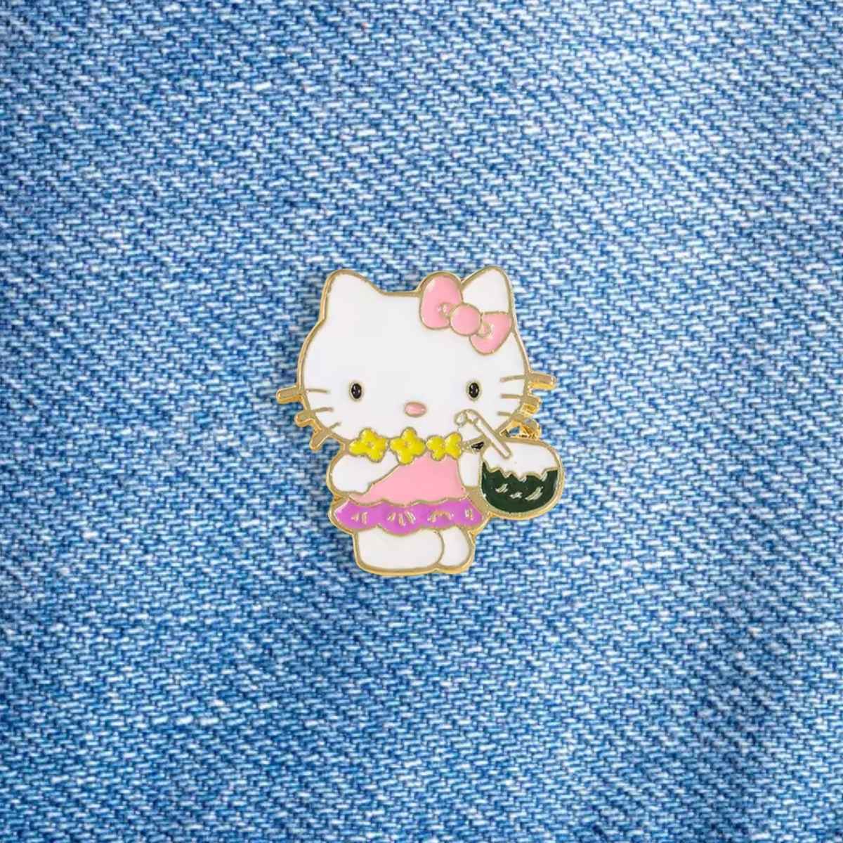 Pin Hello Kitty con jugo