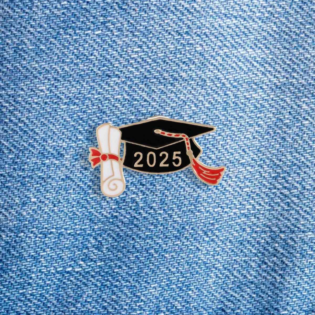 Pin Licenciatura con Diploma 2025