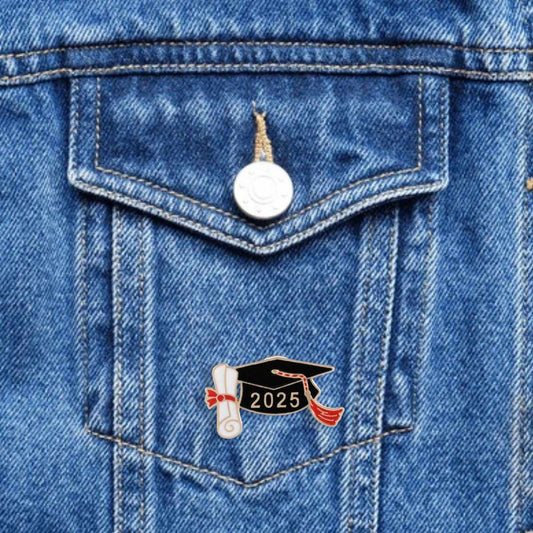 Pin Licenciatura con Diploma 2025